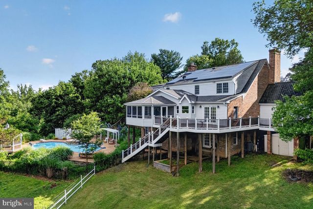 10101 WINDY KNOLL LN, Vienna, VA 22182