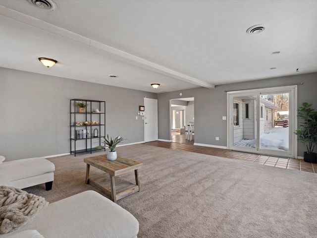 8210 Ridgewood Road, Rock Island, IL 61201