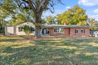 8210 Ridgewood Road, Rock Island, IL 61201