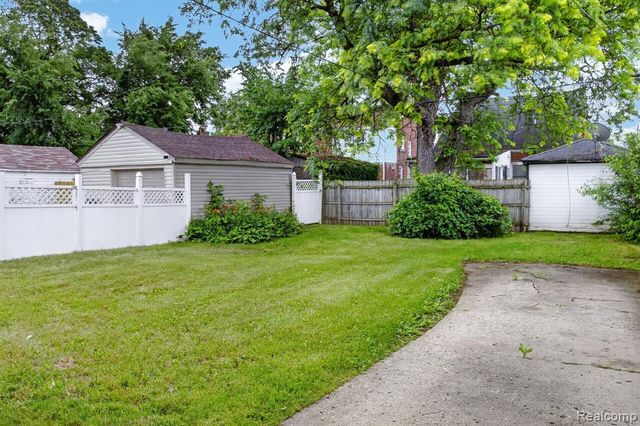 16590 Gilchrist Street, Detroit, MI 48235