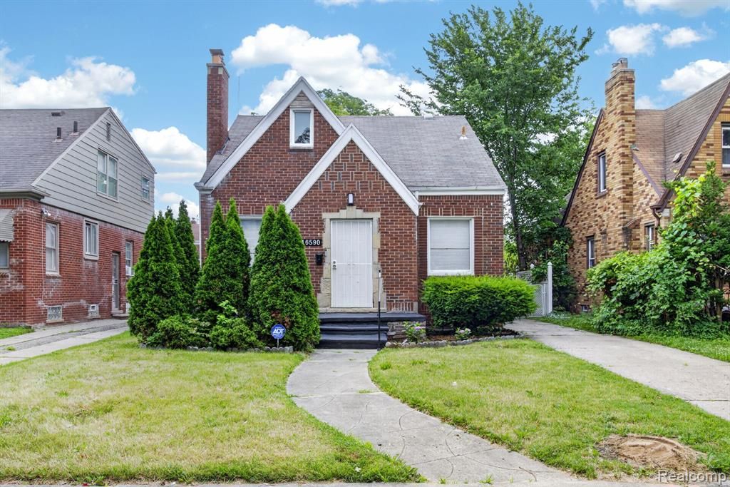 16590 Gilchrist Street, Detroit, MI 48235