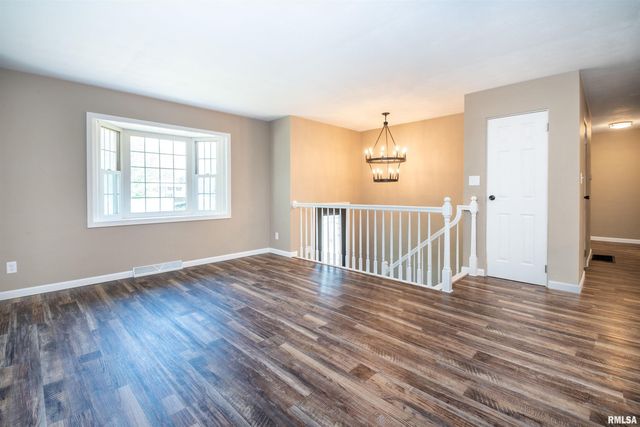 6031 N ROSEMEAD Drive, Peoria, IL 61614