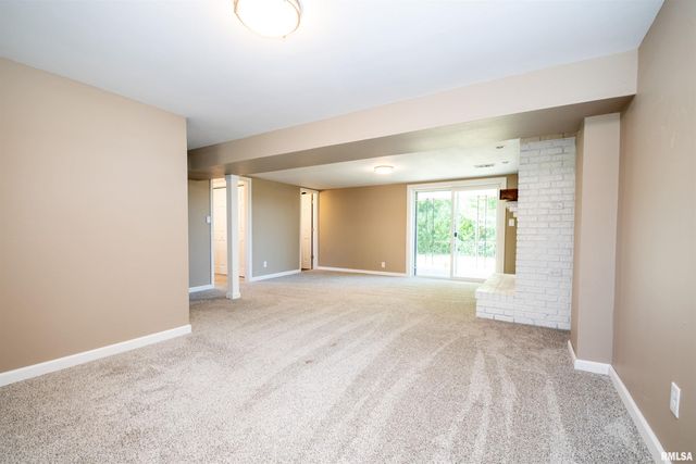 6031 N ROSEMEAD Drive, Peoria, IL 61614