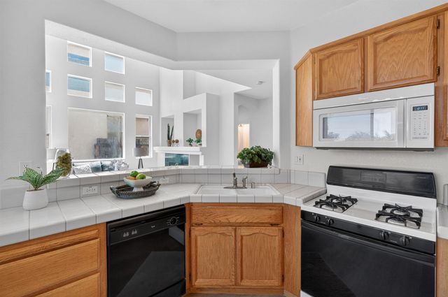 9087 TRUMBAUER Way, Elk Grove, CA 95758