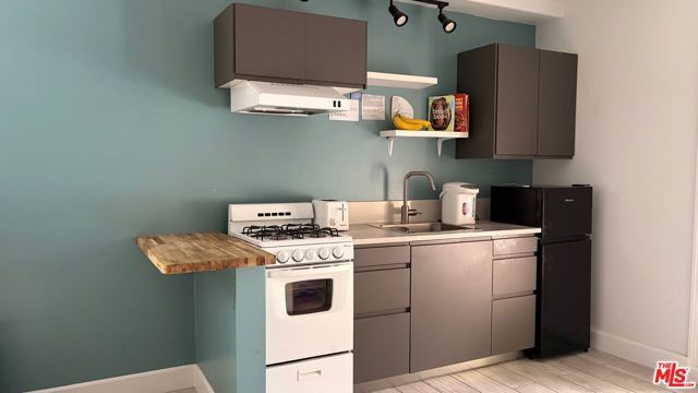 3823 Broadlawn Drive, Los Angeles, CA 90068