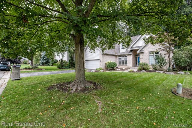 5560 Huron Hills Drive, Commerce Charter Township, MI 48382