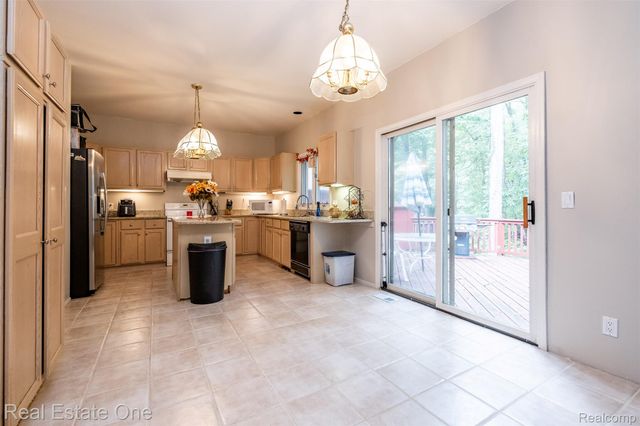 5560 Huron Hills Drive, Commerce Charter Township, MI 48382