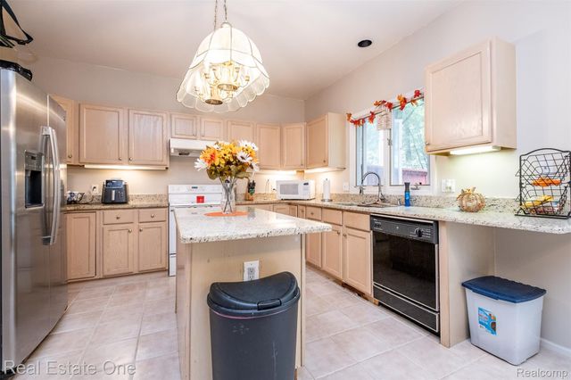 5560 Huron Hills Drive, Commerce Charter Township, MI 48382