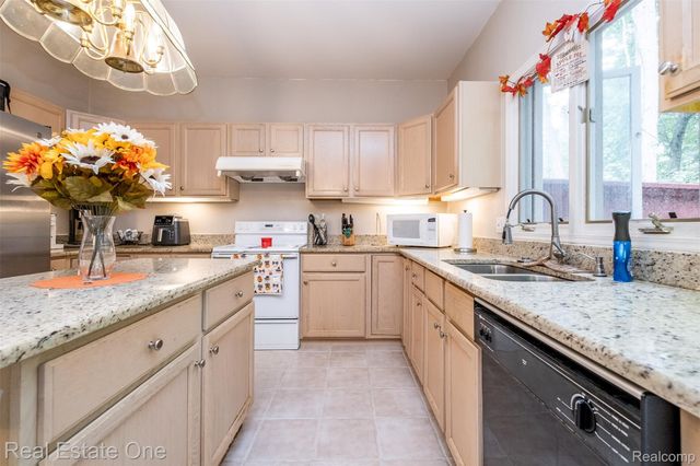 5560 Huron Hills Drive, Commerce Charter Township, MI 48382