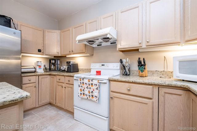 5560 Huron Hills Drive, Commerce Charter Township, MI 48382