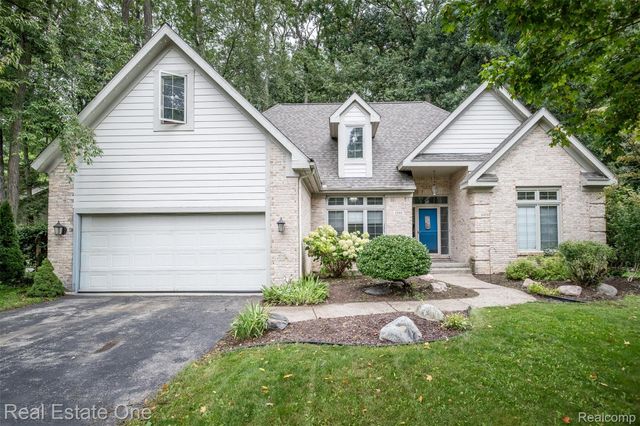 5560 Huron Hills Drive, Commerce Charter Township, MI 48382