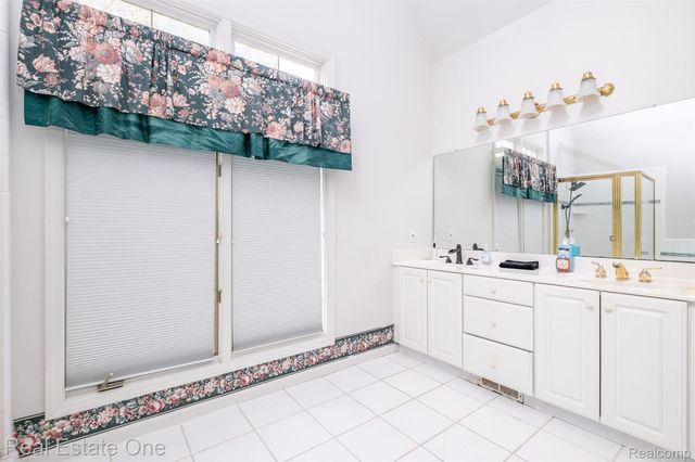 5560 Huron Hills Drive, Commerce Charter Township, MI 48382