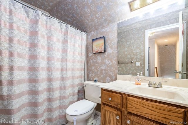 5560 Huron Hills Drive, Commerce Charter Township, MI 48382