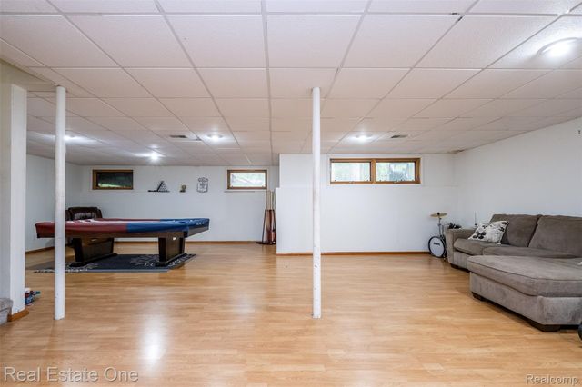 5560 Huron Hills Drive, Commerce Charter Township, MI 48382
