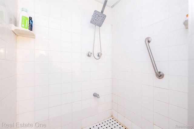 5560 Huron Hills Drive, Commerce Charter Township, MI 48382