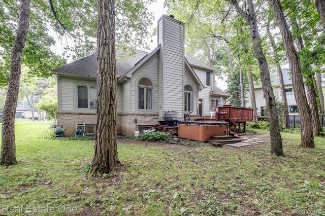 5560 Huron Hills Drive, Commerce Charter Township, MI 48382