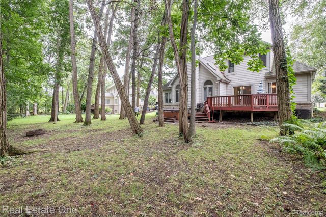5560 Huron Hills Drive, Commerce Charter Township, MI 48382