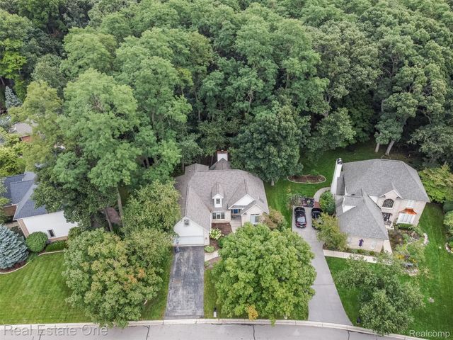 5560 Huron Hills Drive, Commerce Charter Township, MI 48382
