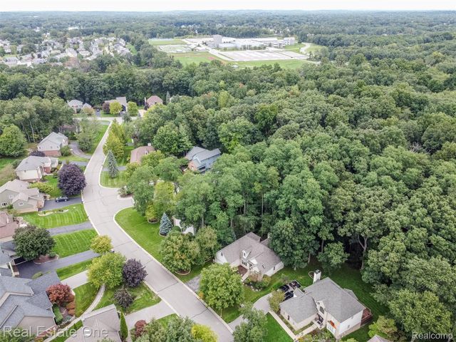 5560 Huron Hills Drive, Commerce Charter Township, MI 48382