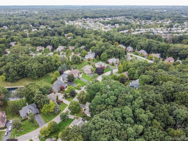 5560 Huron Hills Drive, Commerce Charter Township, MI 48382