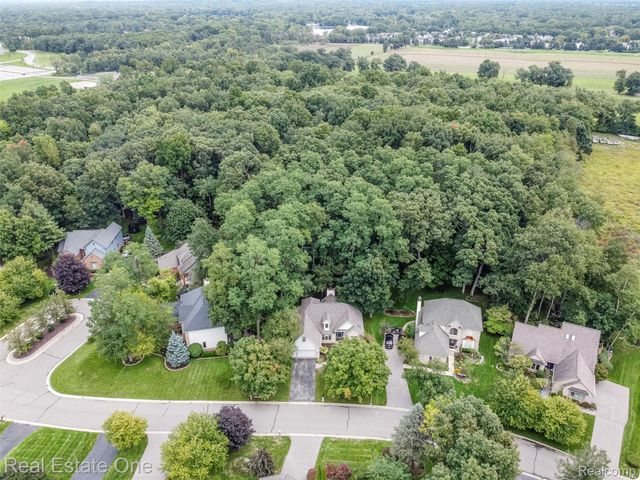 5560 Huron Hills Drive, Commerce Charter Township, MI 48382