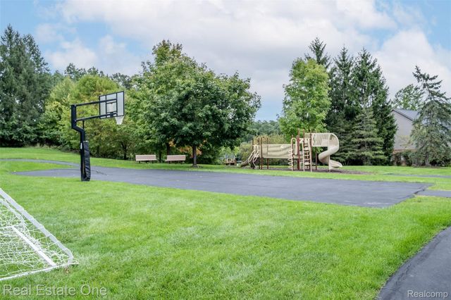 5560 Huron Hills Drive, Commerce Charter Township, MI 48382