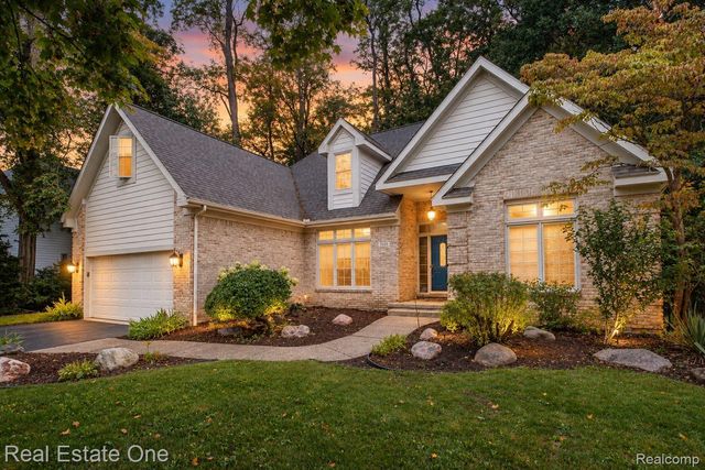 5560 Huron Hills Drive, Commerce Charter Township, MI 48382
