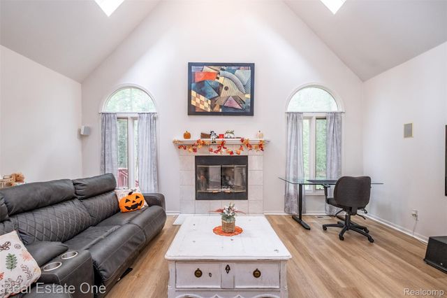 5560 Huron Hills Drive, Commerce Charter Township, MI 48382