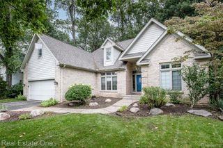 5560 Huron Hills Drive, Commerce Charter Township, MI 48382