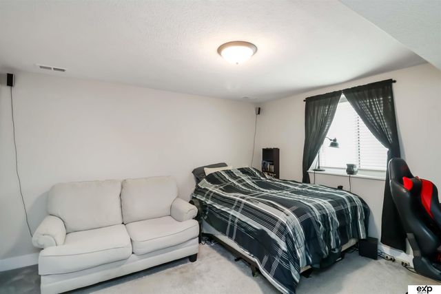 1046 N 107 Street N, Lincoln, NE 68527