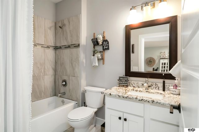 1046 N 107 Street N, Lincoln, NE 68527