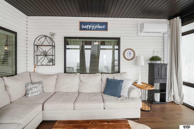 1046 N 107 Street N, Lincoln, NE 68527