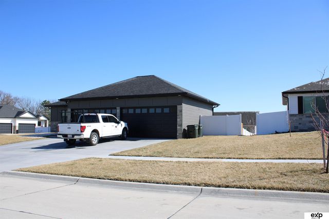 1046 N 107 Street N, Lincoln, NE 68527