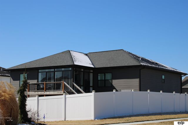 1046 N 107 Street N, Lincoln, NE 68527