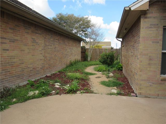 7521 Bon Soir Dr, Corpus Christi, TX 78414