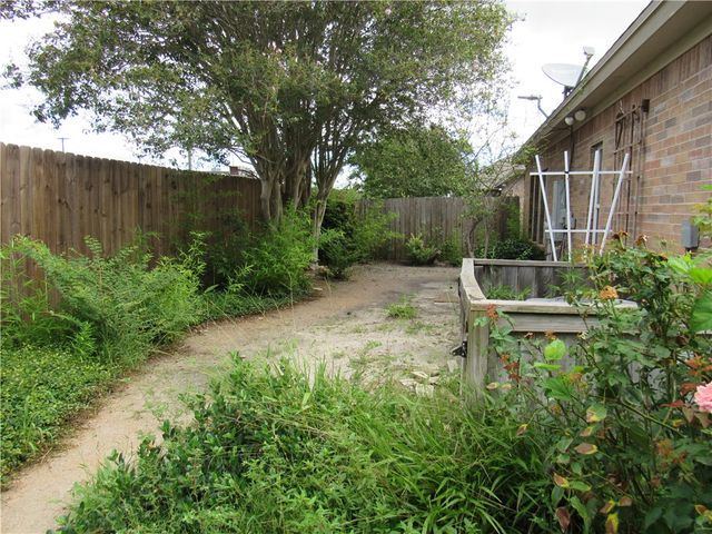 7521 Bon Soir Dr, Corpus Christi, TX 78414