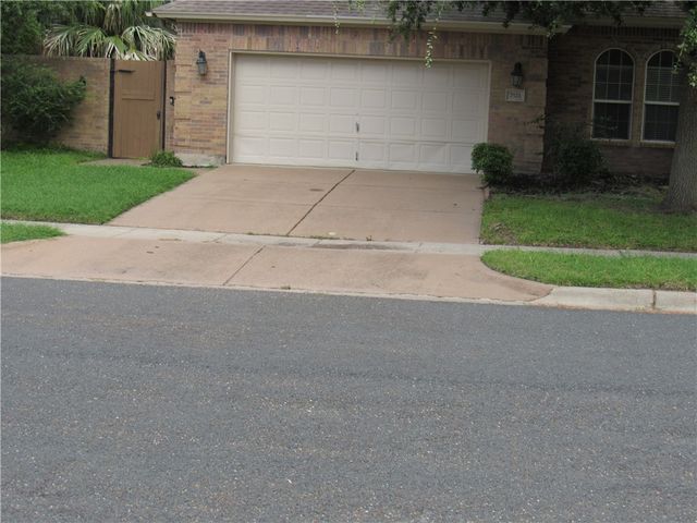 7521 Bon Soir Dr, Corpus Christi, TX 78414