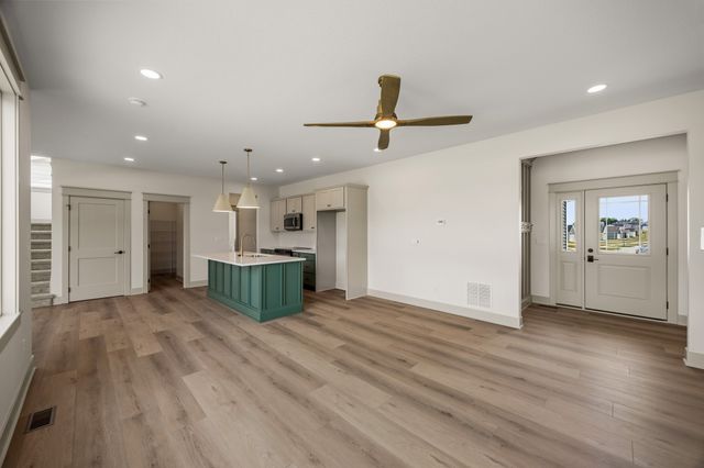 434 Venice Avenue, West Des Moines, IA 50266
