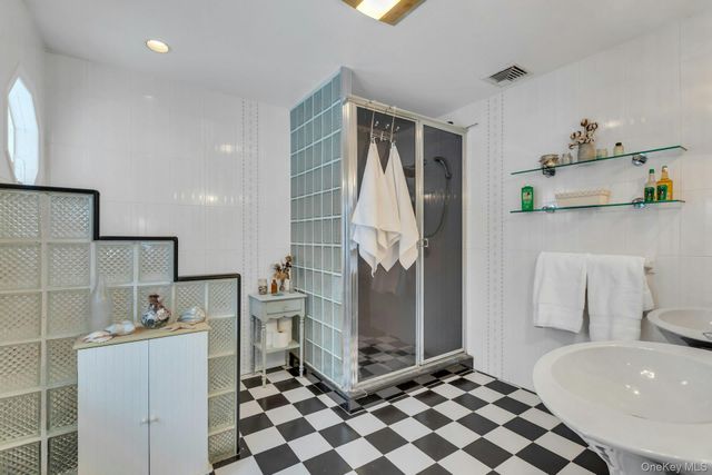 558 Gillette Avenue, Bayport, NY 11705