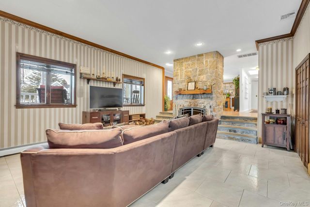 558 Gillette Avenue, Bayport, NY 11705