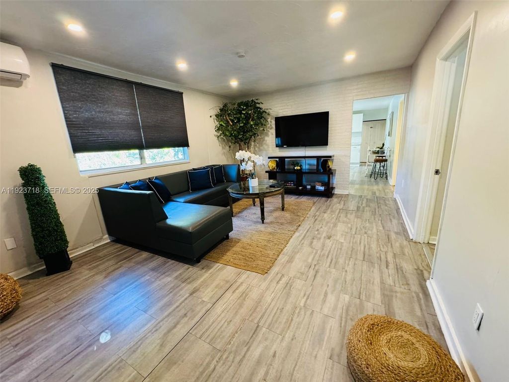 2205 Roosevelt St 4, Hollywood, FL 33020