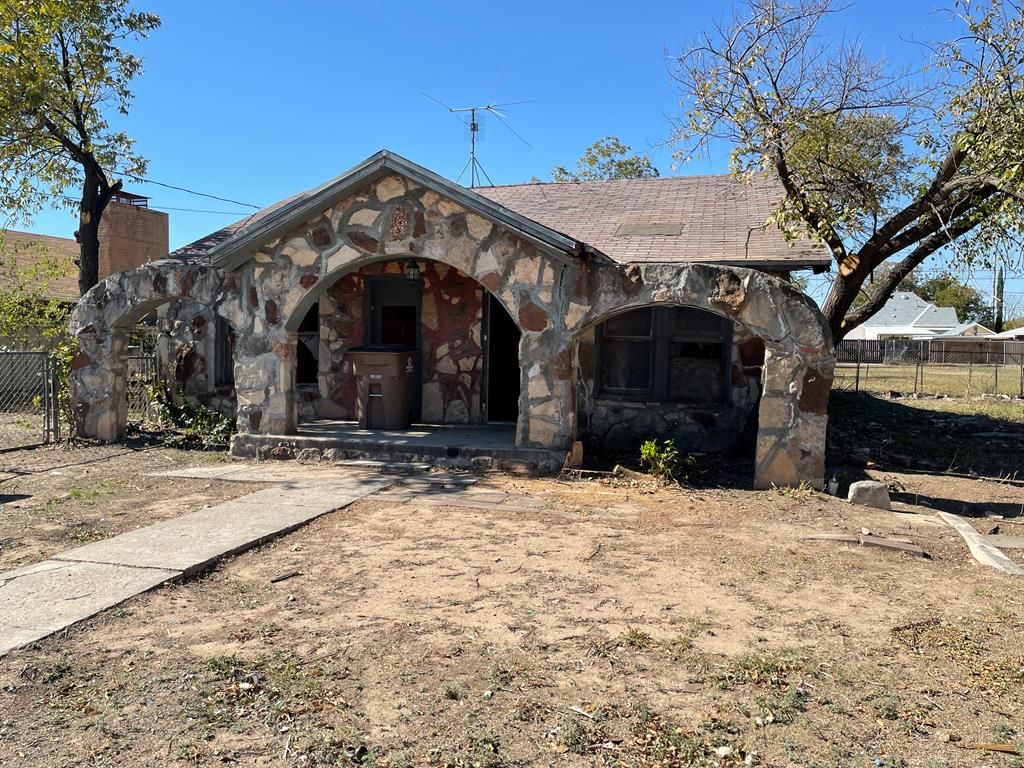 Image 1 of property listing at 625,621 Powell St, San Angelo, TX 76903
