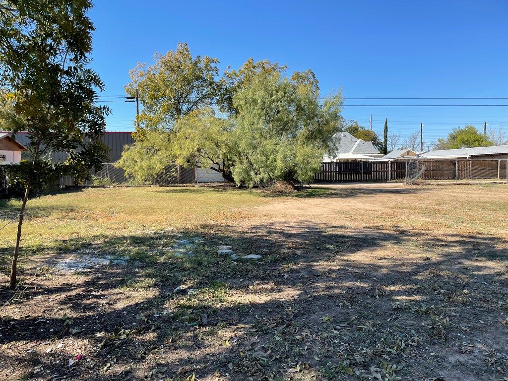 Image 11 of property listing at 625,621 Powell St, San Angelo, TX 76903