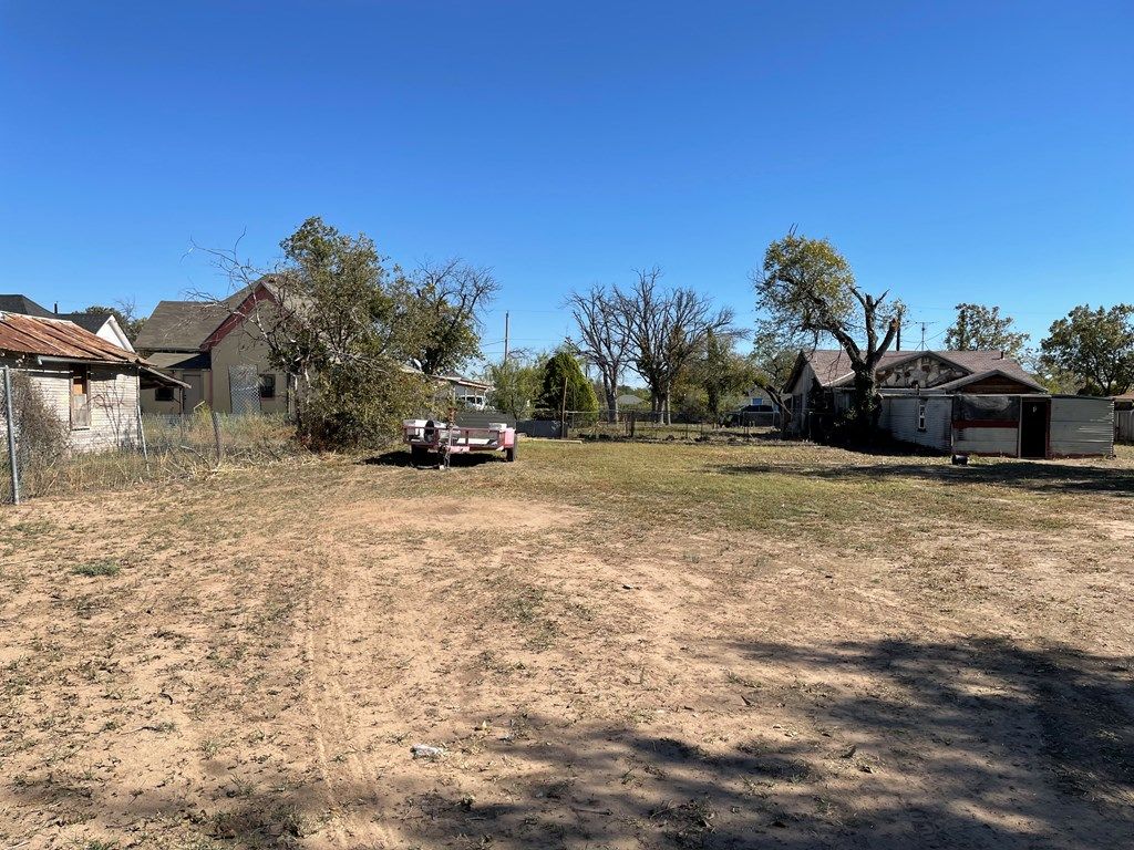 Image 12 of property listing at 625,621 Powell St, San Angelo, TX 76903
