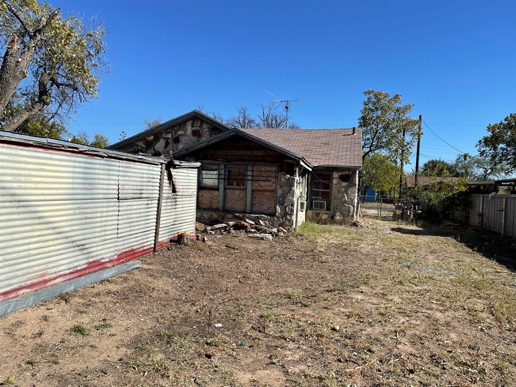 Image 13 of property listing at 625,621 Powell St, San Angelo, TX 76903