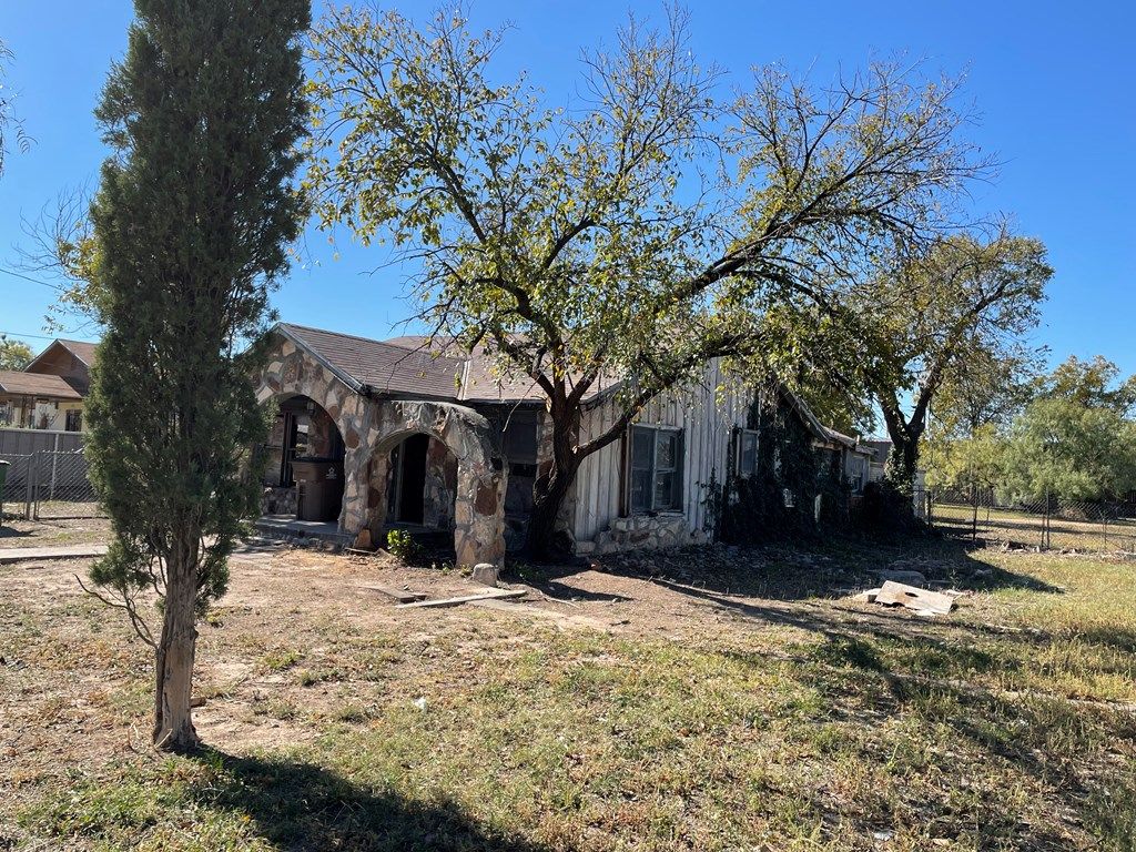 Image 3 of property listing at 625,621 Powell St, San Angelo, TX 76903