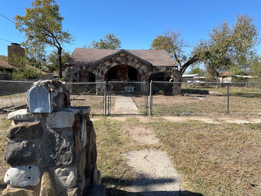Image 4 of property listing at 625,621 Powell St, San Angelo, TX 76903