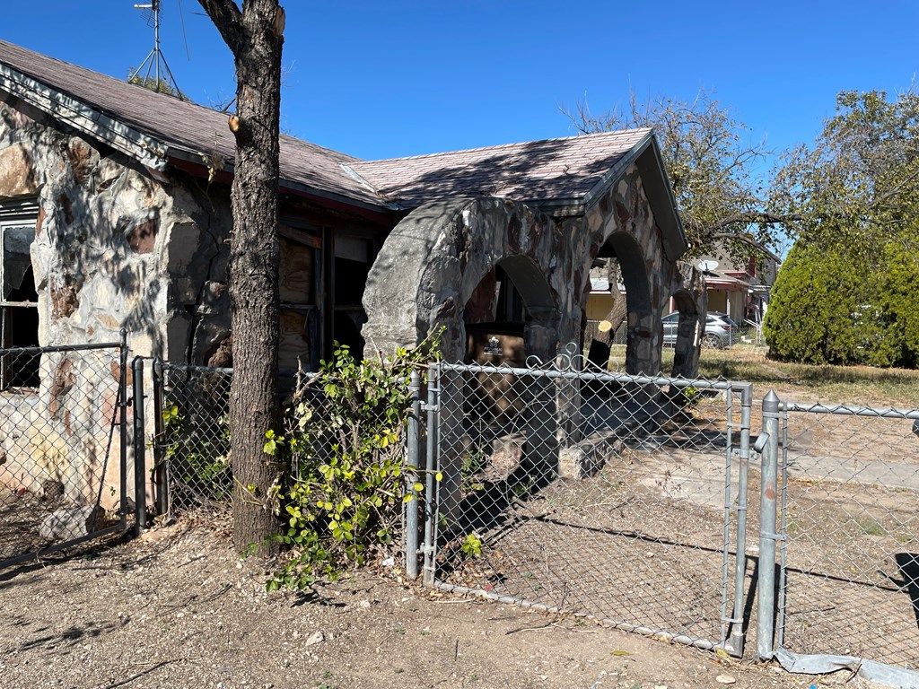 Image 6 of property listing at 625,621 Powell St, San Angelo, TX 76903