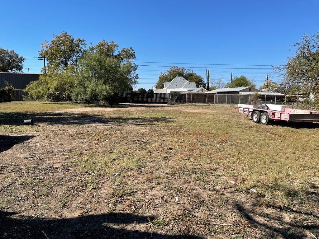 Image 7 of property listing at 625,621 Powell St, San Angelo, TX 76903