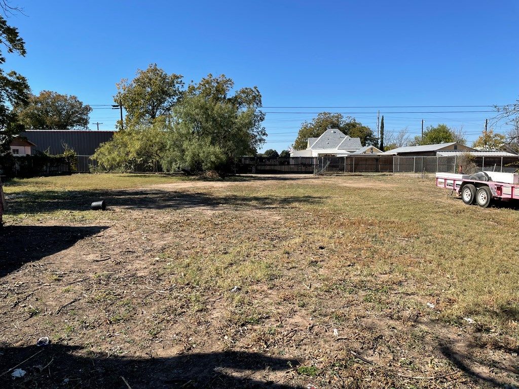Image 8 of property listing at 625,621 Powell St, San Angelo, TX 76903